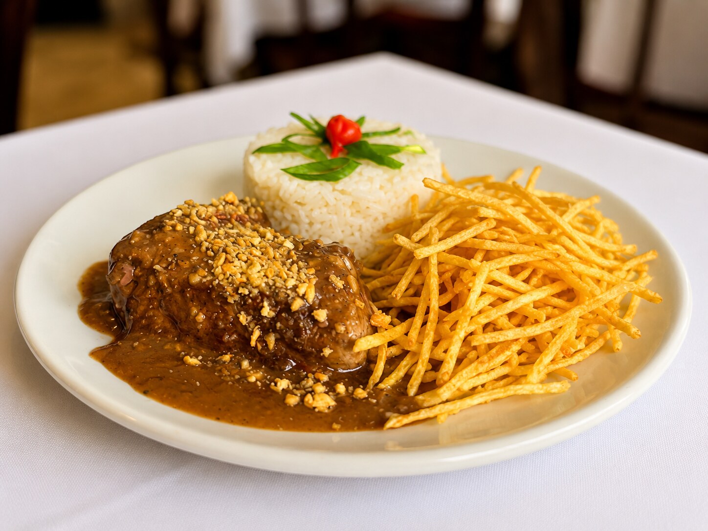 Filé à Daniel ao molho rôti com arroz e batata palha