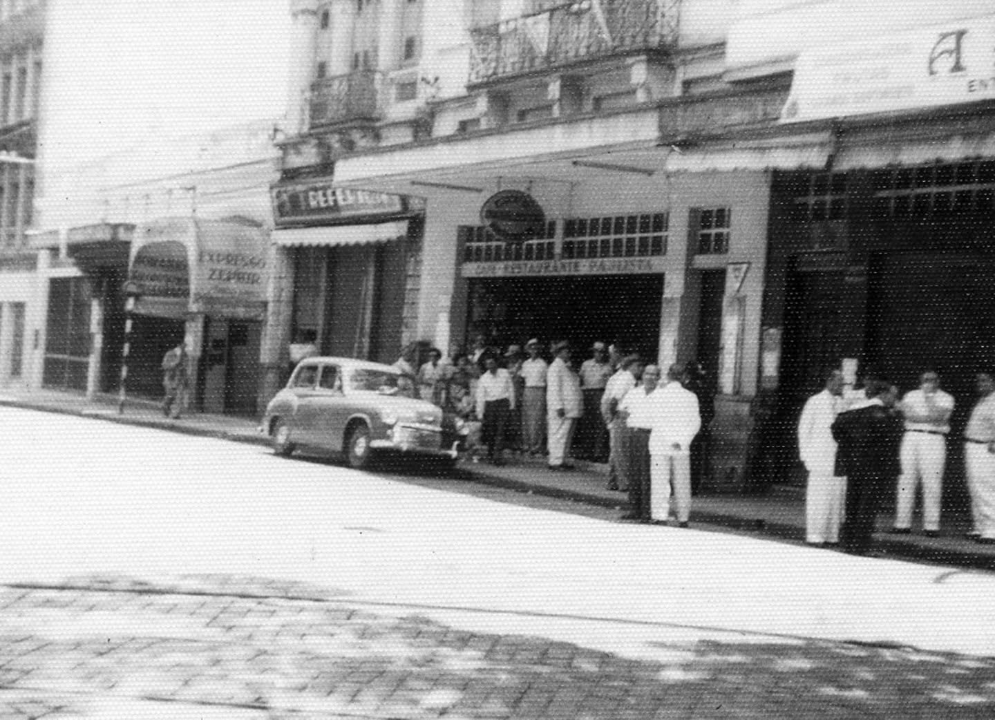 Fachada do Café Paulista na década de 1950, integrada à paisagem urbana de Santos