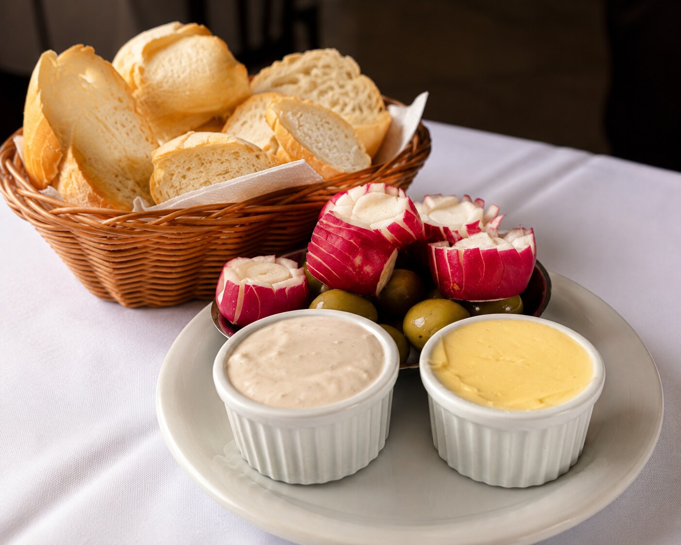 Mesa Santista — cesta de pães, manteiga, patê, azeitonas e rabanete servidos como couvert do Café Paulista