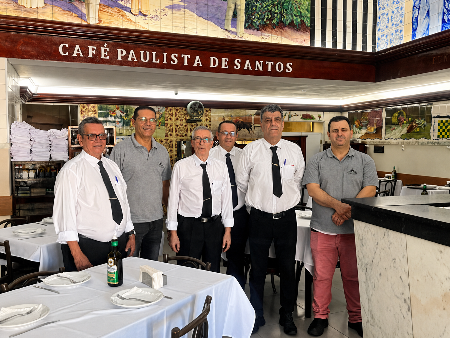 Equipe e donos no salão histórico do Café Paulista