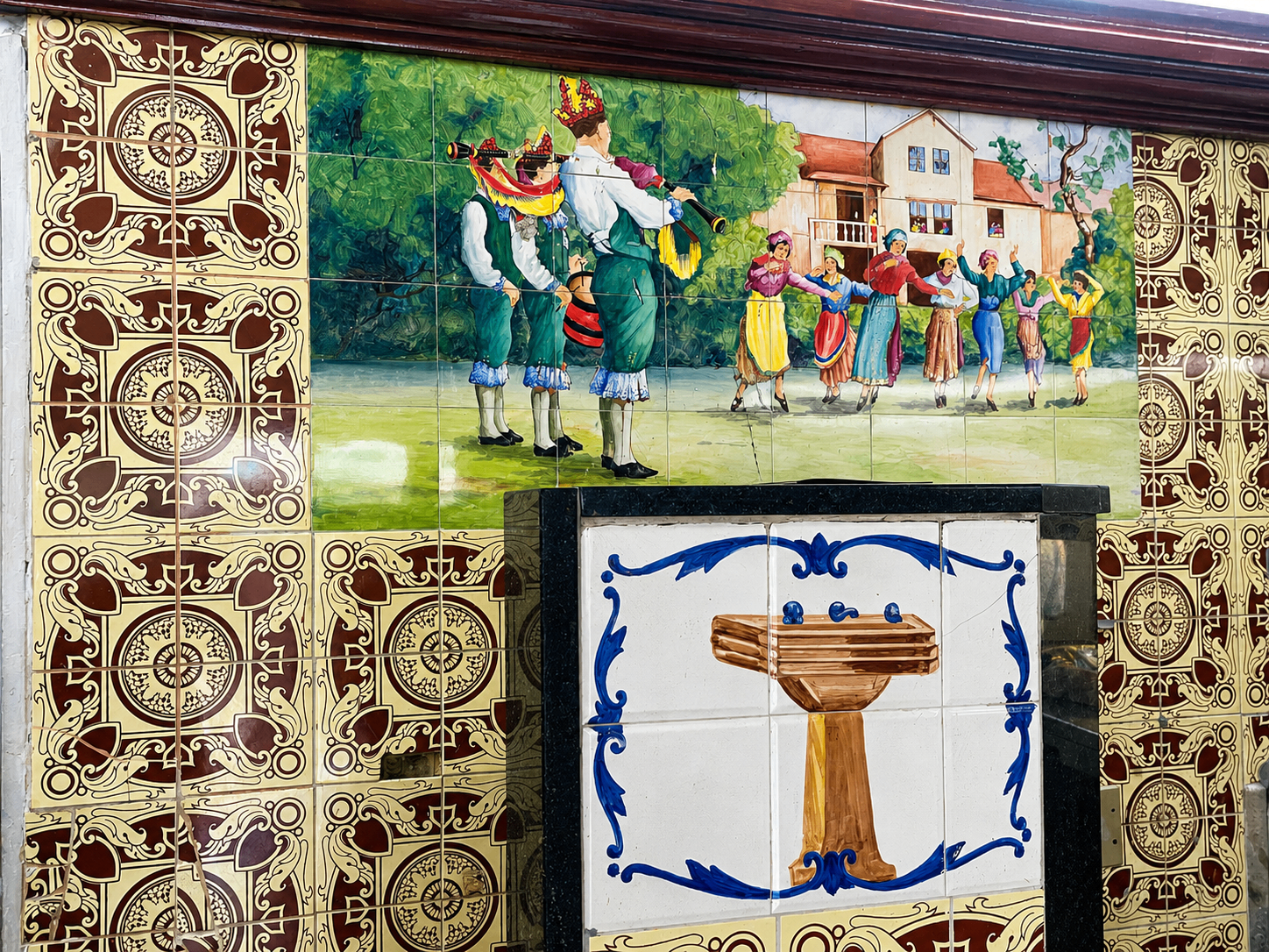 Painel pintado à mão em azulejos com dança e festa popular preservado no Café Paulista de Santos