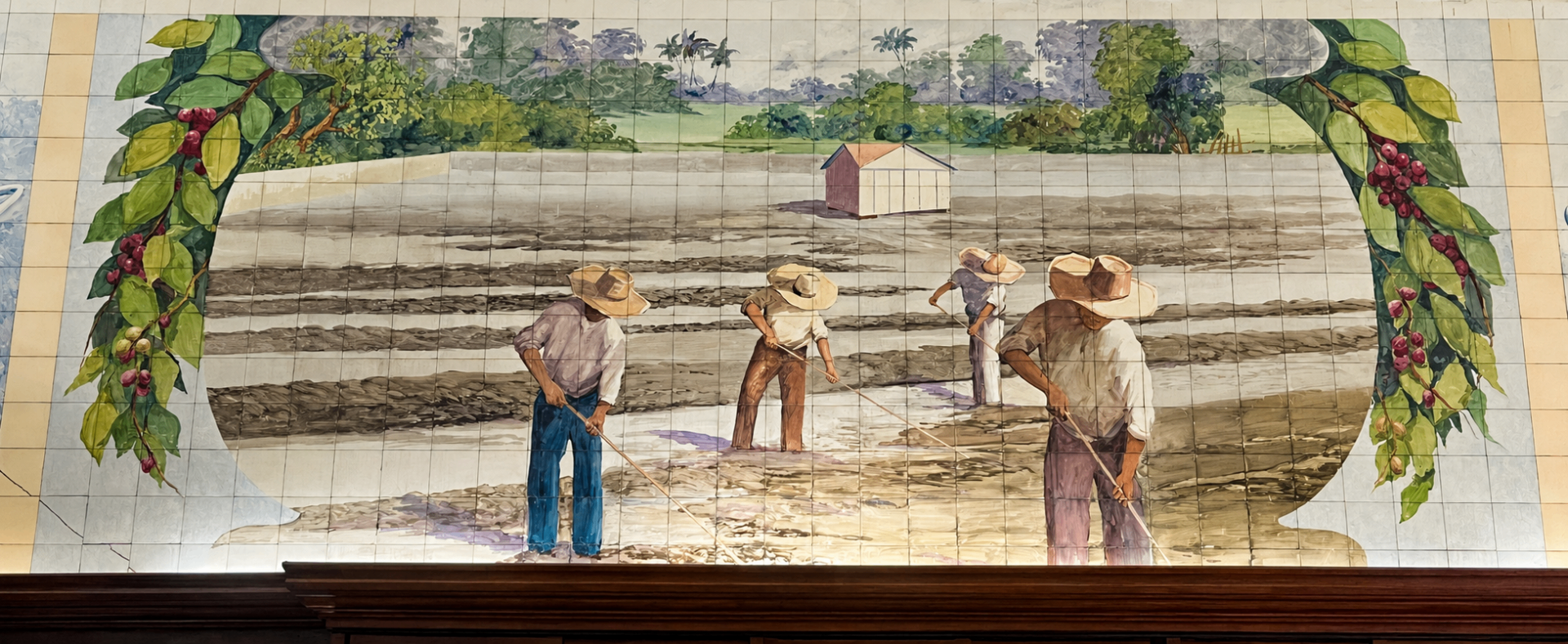 Painel panorâmico pintado à mão em azulejos mostrando a lavoura e trabalhadores do café