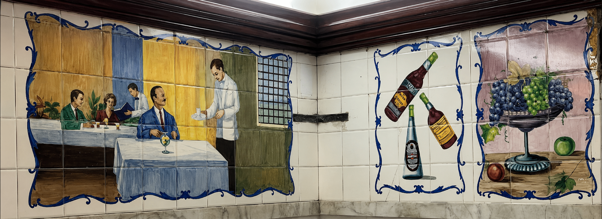 Painel pintado à mão em azulejos com cena de serviço de salão, garçom, bebidas e frutas