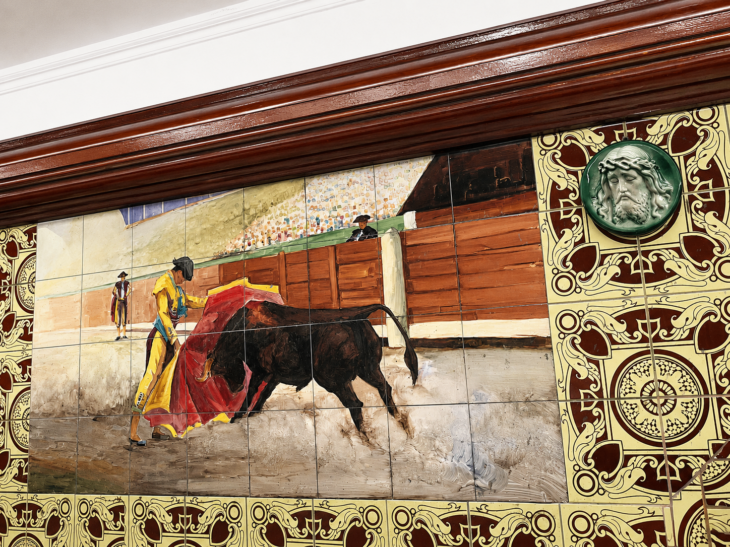Painel pintado à mão em azulejos com cena de tourada preservado no Café Paulista de Santos