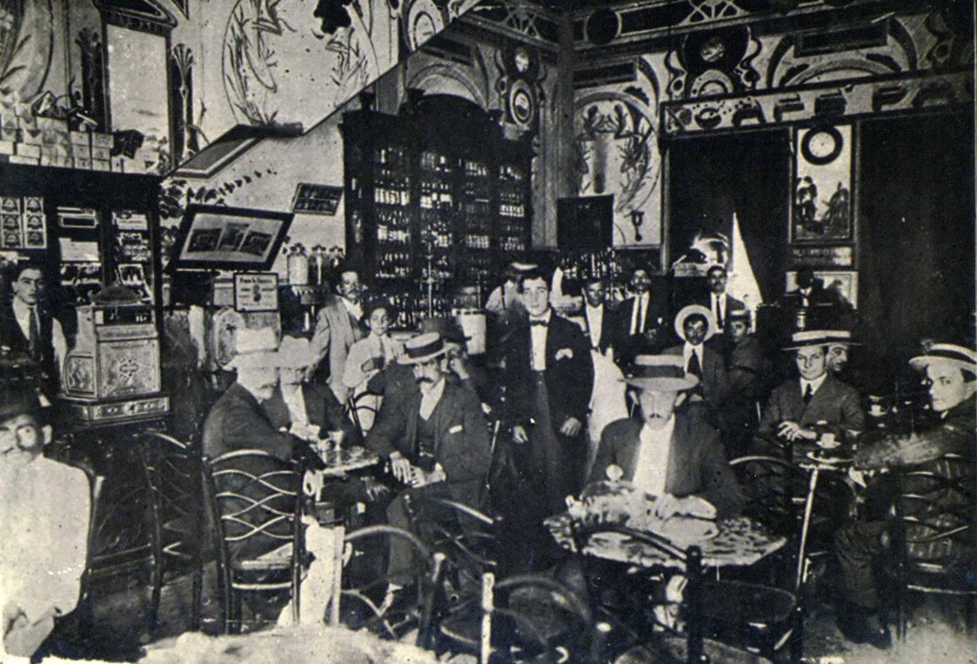 Salão histórico do Café Paulista repleto de clientes, garçons e detalhes da época — o Senadinho Santista